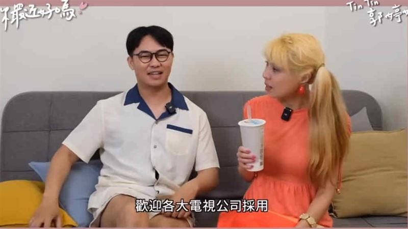 那那大師(左)訪問婷婷。(圖/翻攝自那那大師YT)