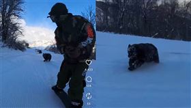 日本職業選手黑木誠在長野的白馬47滑雪場，遇到一隻黑熊突然出現在滑道上，還追上來試圖攻擊人類。（圖／翻攝自黑木誠IG）