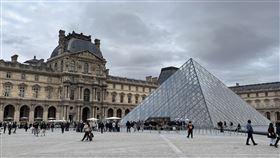 羅浮宮管線漏水損及數百件文獻繼近月發生重大竊案和建物老舊以致關閉展廳之後，巴黎羅浮宮再次出現問題。羅浮宮埃及文物圖書館上月底漏水，造成數百件文獻受損。攝於114年10月26日。中央社記者曾依璇巴黎攝　114年12月8日