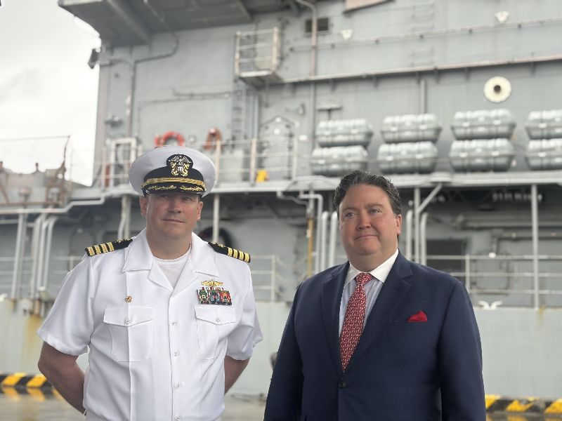 美國海軍第七艦隊日前訪問越南峴港，美國駐越南大使卡納佩（右）與史莫斯號指揮官漢茲（左）在軍艦前接受媒體採訪