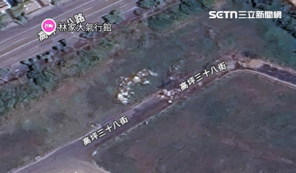 現場依然被堆放大量垃圾堆,甚至比2022年的街景圖拍攝到的量更大。(圖/翻攝畫面)