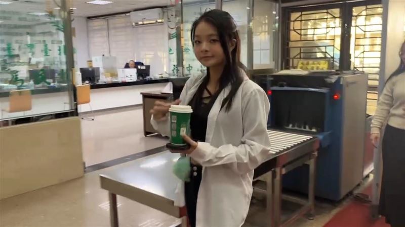 台北市議員應曉薇女兒現身。(圖/翻攝畫面)