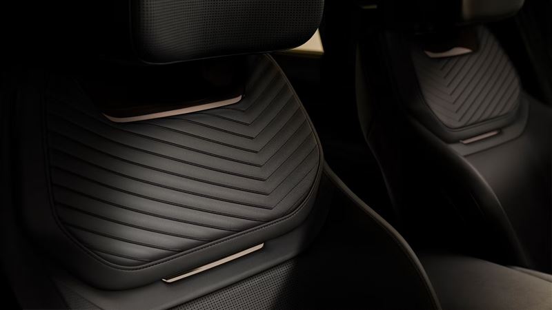 原本座椅只能把音訊震動傳到身體,現在直接延伸到腳底。(圖/翻攝Range Rover網站)