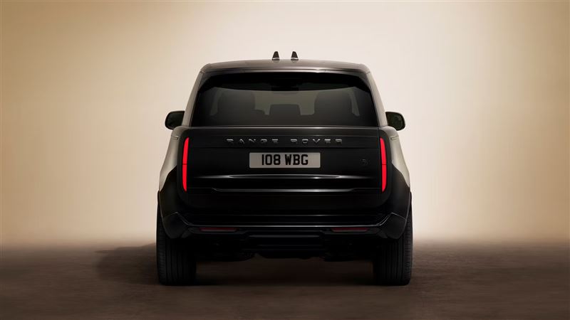 Range Rover SV Black以極致黑化風格打造豪華SUV新標竿。(圖/翻攝Range Rover網站)