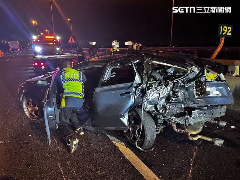 國道3號南下彰化和美路段發生追撞車禍,轎車故障挨撞,車尾嚴重變形。(圖/翻攝畫面)