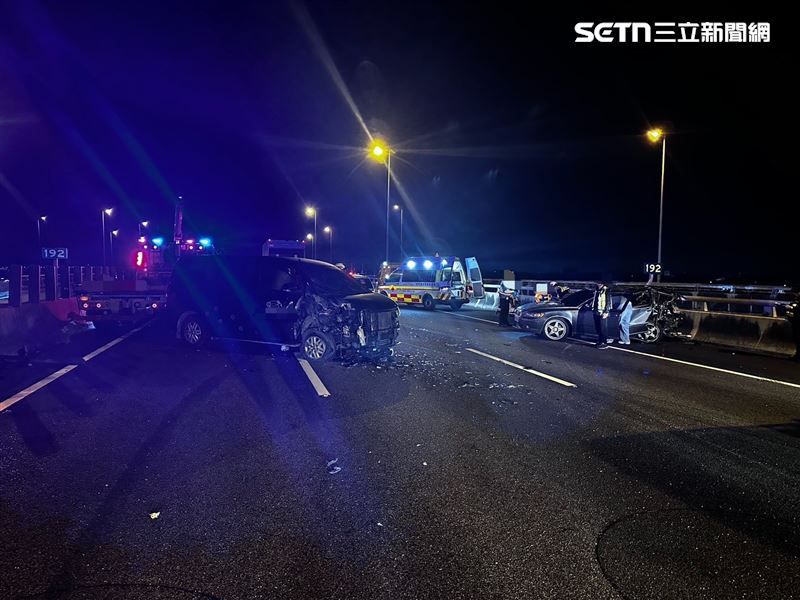 國3彰化和美段追撞車禍,廂型車追撞轎車釀4傷。(圖/翻攝畫面)