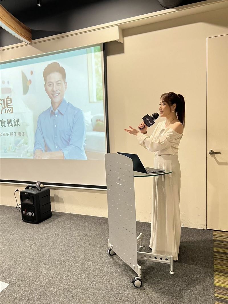 佩佩將二手精品經營得有聲有色。(圖/翻攝自雙胞胎佩佩 韓式婚紗女王臉書)