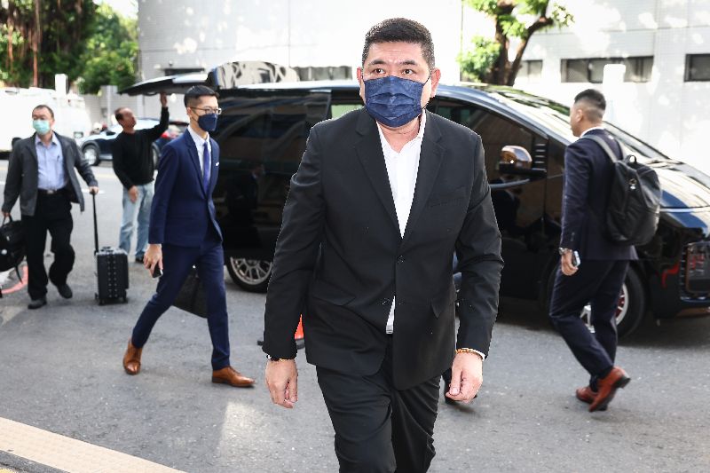 NONO在律師團隊陪同下抵達高等法院。(圖/中央社)