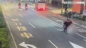 松山分局譚姓警員行經仁愛路四段及光復南路口時撞死李姓老婦。（圖／翻攝畫面）