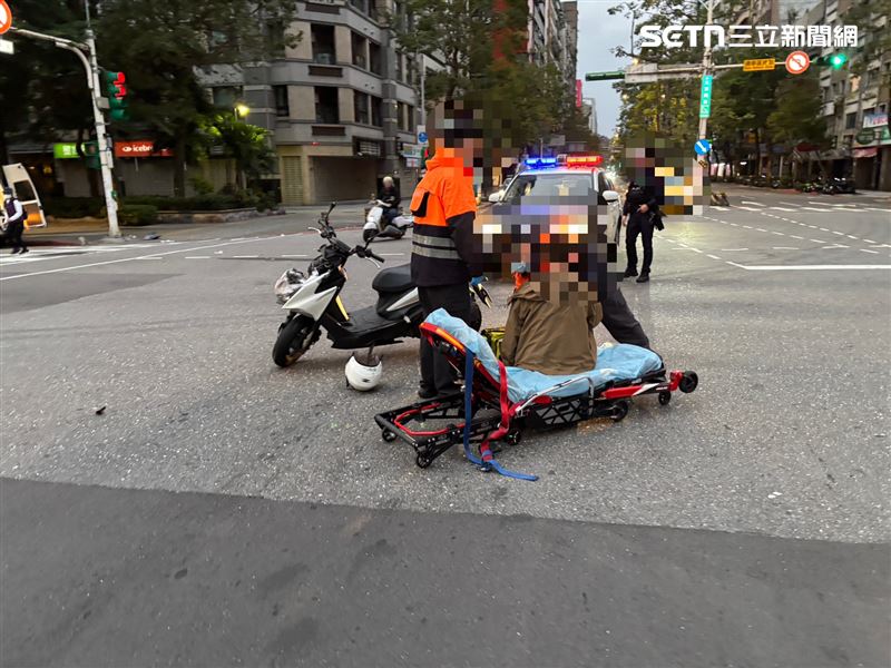 松山分局譚姓警員行經仁愛路四段及光復南路口時撞死李姓老婦。(圖/翻攝畫面)