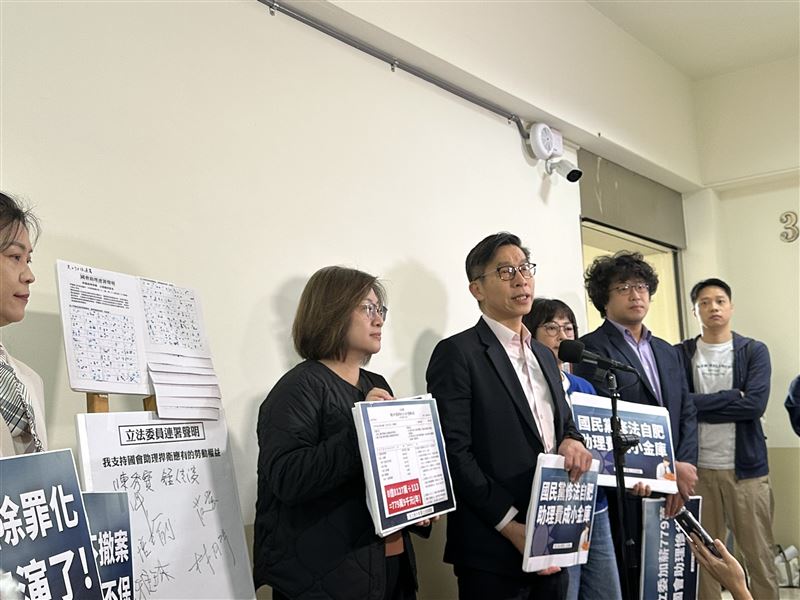 民進黨立委聲援助理。(圖/鍾佳濱辦公室提供)