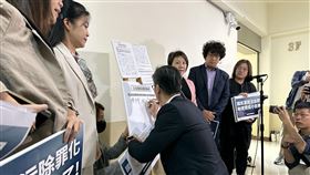 民進黨立委聲援助理。（圖／鍾佳濱辦公室提供） 