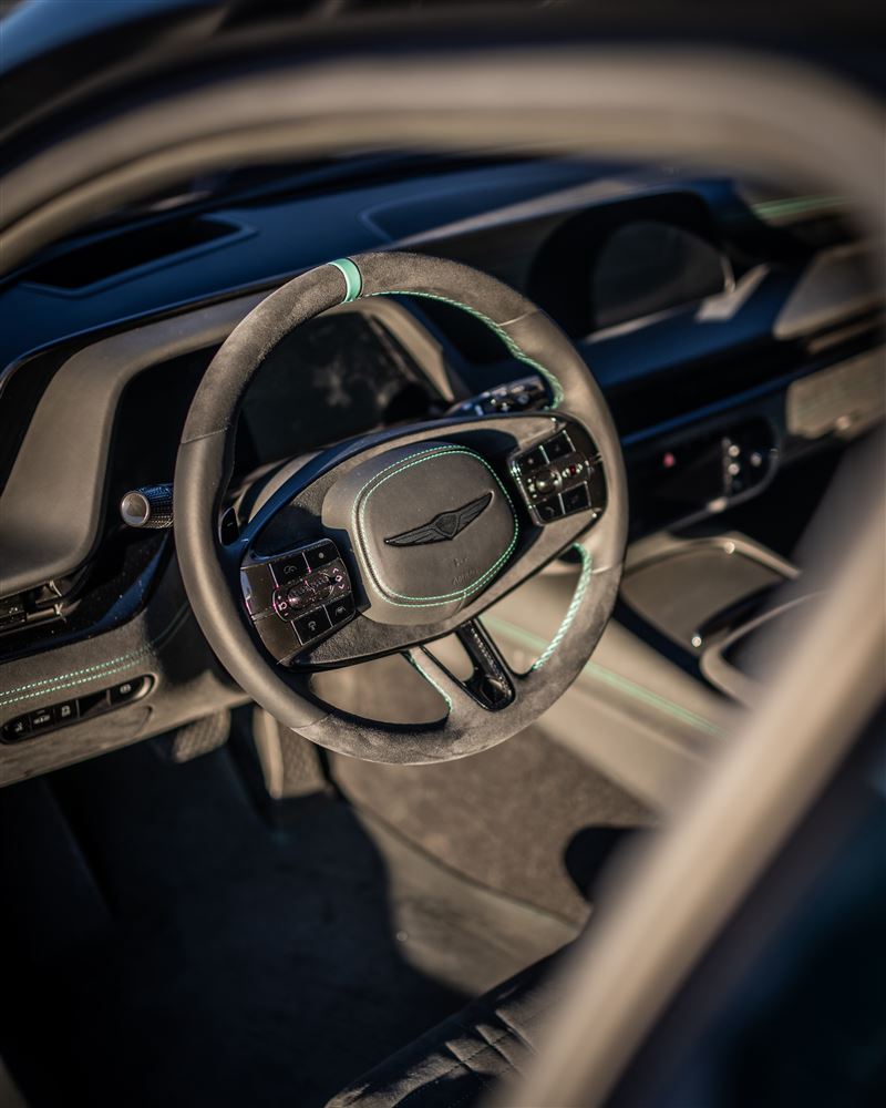 座艙採用絎縫Chamude面料,並以綠色Magma車縫線取代品牌招牌橘色。(圖/翻攝Genesis網站)