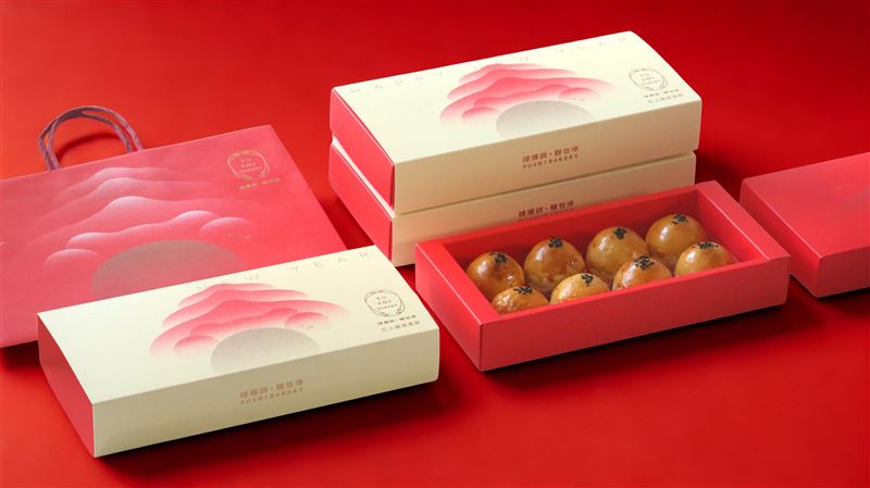陳耀訓春節限定版紅土蛋黃酥禮盒將於12月16日開搶。(圖/翻攝自陳耀訓·麵包埠Yoshi Bakery臉書)