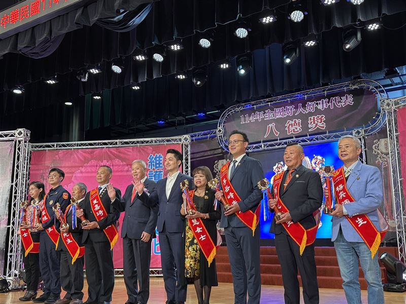 114年中華民國好人好事代表八德獎頒獎典禮，台北市長蔣萬安出席致詞並親自頒獎與獲獎人合影。（圖／中華民國表揚好人好事運動協會提供）