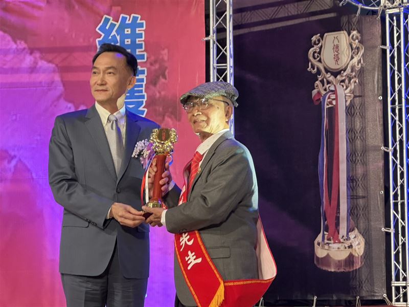 本次全國好人最年長為99歲的新竹縣山崎國小導護志工大隊長羅美瑜。（圖／中華民國表揚好人好事運動協會提供）