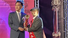 本次全國好人最年長為99歲的新竹縣山崎國小導護志工大隊長羅美瑜。（圖／中華民國表揚好人好事運動協會提供）