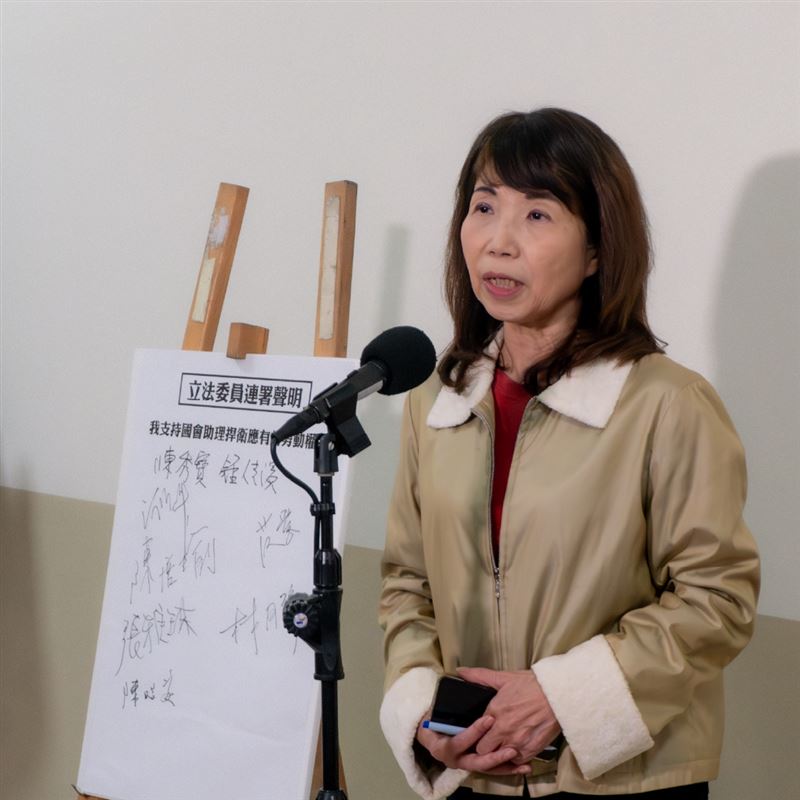 藍白方面,僅民眾黨陳昭姿一人現身簽名力挺。(圖/陳昭姿辦公室提供)