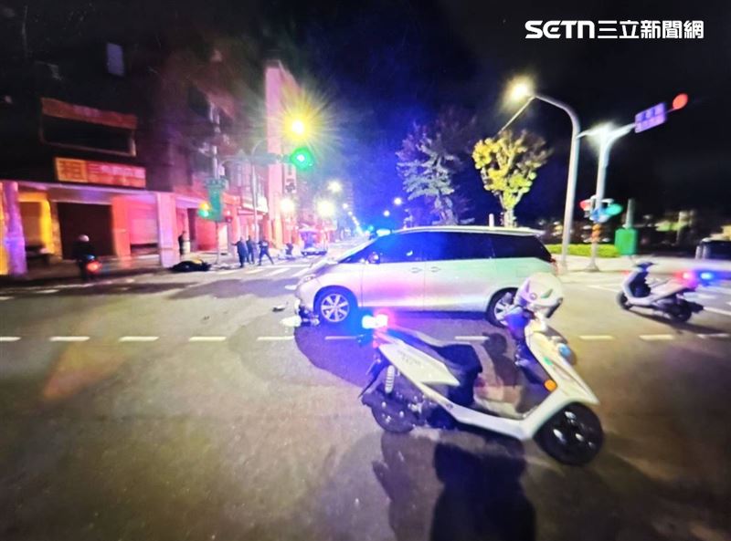 一查男子駕照被註銷,女子無照,雙方都站不住腳。(圖/翻攝畫面)