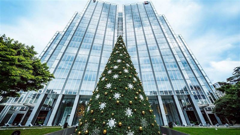 凱基金公益月揭開序幕,結合全台最高飄雪聖誕樹,從12月16日起推出「聖誕公益市集」與「凱基聖誕.星光之夜」等系列活動,將溫暖與希望注入歲末時光。(圖/凱基金控)