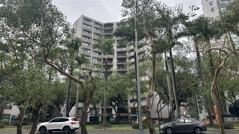 台北有官道之稱的仁愛路上,屋齡50年的「百利大廈」高樓層近期以1坪128.9萬元成交,總價近億。(圖/台灣房屋提供)