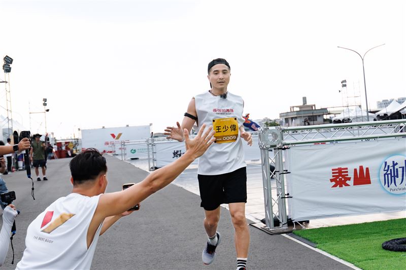 王少偉(左)參賽,彭小刀現身助陣。(圖/好看娛樂提供)