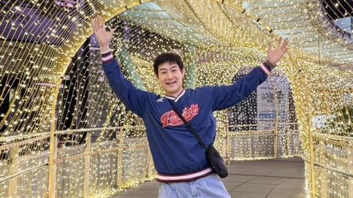 施易男「拉鍊沒拉」逛大街　低頭看快嚇昏