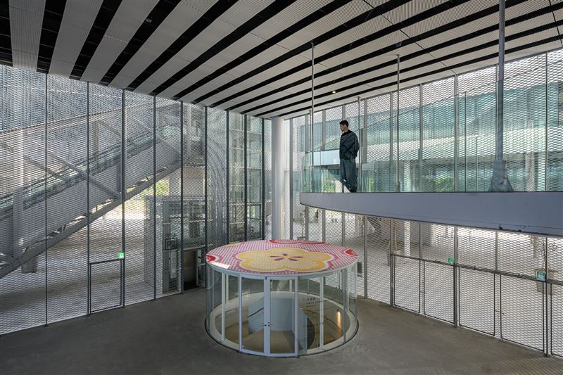 林明弘 ( Michael Lin )，《再製》（Processed），2025，乳膠漆、鋁塑板，直徑 8 公尺／ 6 公尺，藝術家自藏，臺中市立美術館委託創作。（圖／臺中市立美術館提供）