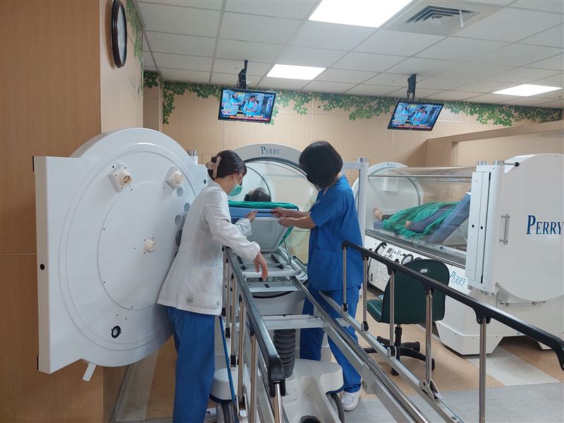 苗栗一處公寓發生疑似一氧化碳中毒事件,合租的5名大學生頭暈昏倒緊急送醫,接受高壓氧治療。(圖非新聞當事人/大千醫院提供)