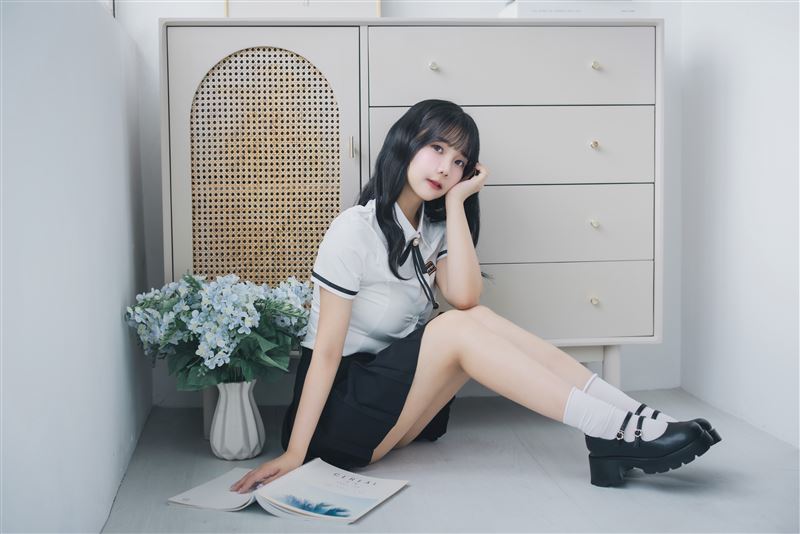 「奶昔」寫真桌曆造型多變。(圖/NAT耐特行銷提供)