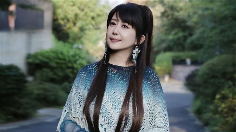 55歲孟庭葦罕見露面!現身屠穎告別追思會