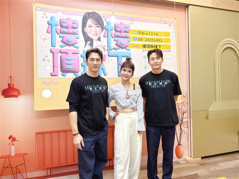 温昇豪(左)與李廷鎮(右)在「直播天后」丟丟妹(中)直播中上演台韓廚藝對決。(圖/六魚文創提供)