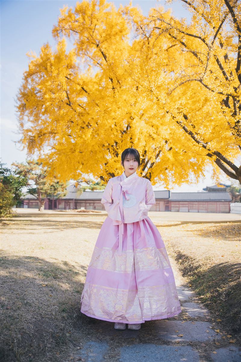 「奶昔」寫真桌曆特別赴韓國拍攝傳統韓服外景造型。(圖/NAT耐特行銷提供)