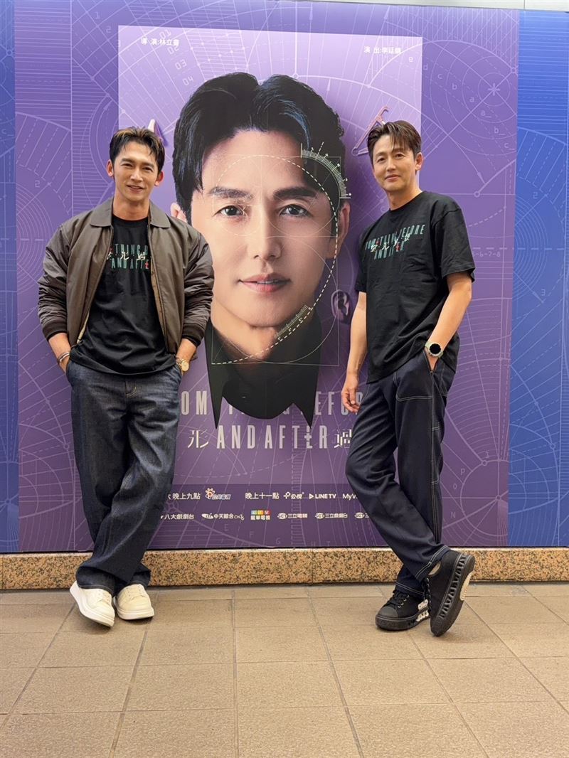 温昇豪(左)與李廷鎮(右)到捷運站角色海報前打卡。(圖/六魚文創提供)