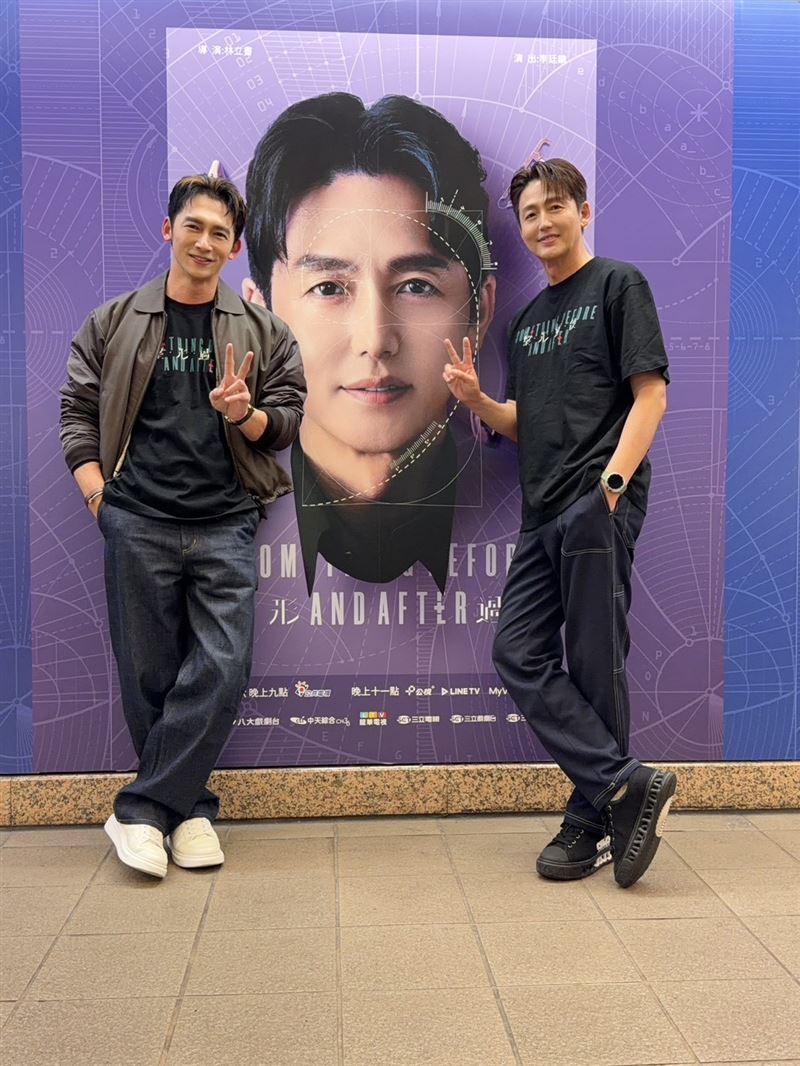 温昇豪(左)特別帶李廷鎮(右)到捷運站朝聖自己的角色海報。(圖/六魚文創提供)