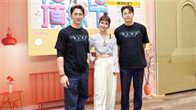 温昇豪（左）與李廷鎮（右）在「直播天后」丟丟妹（中）直播中上演台韓廚藝對決。（圖／六魚文創提供）