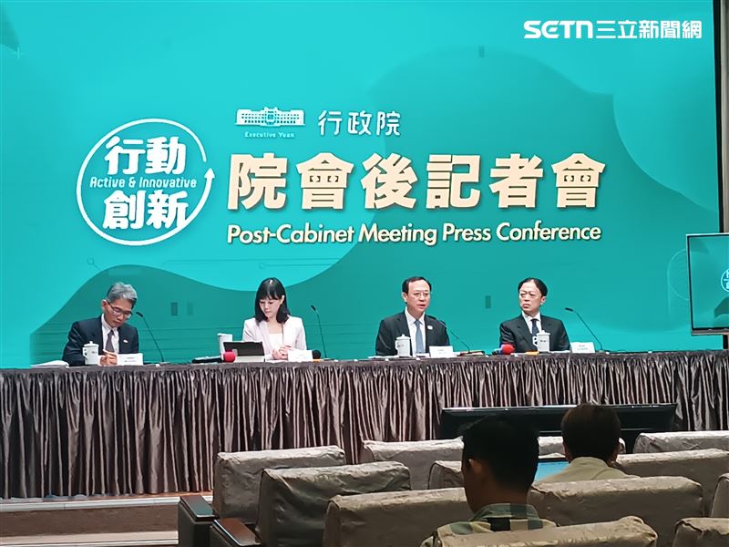 衛福部部長石崇良(右二）出席行政院會會後記者會。（圖／記者盧素梅攝影）