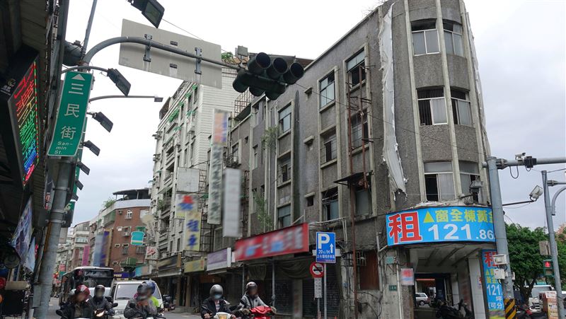 新北三重老屋申請修繕補助案例,現況外觀老舊不勘。(圖/新北城鄉局提供)