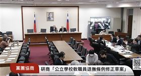 立院朝野協商，張啟楷痛批，教育文化委員會的民進黨籍召委遲不排案，柯建銘反嗆是排錯了，要張搞清楚狀況。（圖／翻攝自國會頻道）
