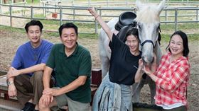 喜歡馬的方志友（右2）帶陸小芬（右1）、庹宗華（左2）與邱凱偉（左1）體驗騎馬行程。（圖/台灣大哥大MyVideo提供）