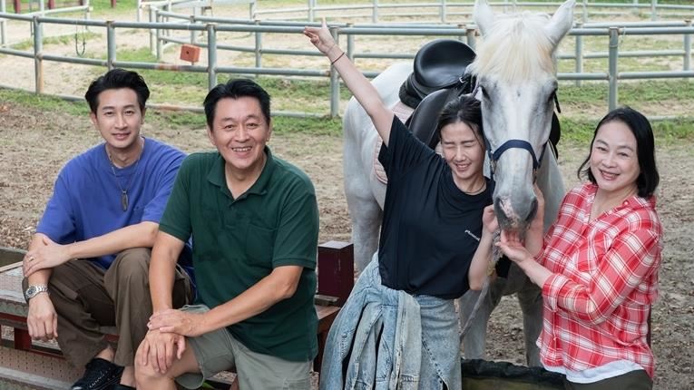 喜歡馬的方志友(右2)帶陸小芬(右1)、庹宗華(左2)與邱凱偉(左1)體驗騎馬行程。(圖/台灣大哥大MyVideo提供)