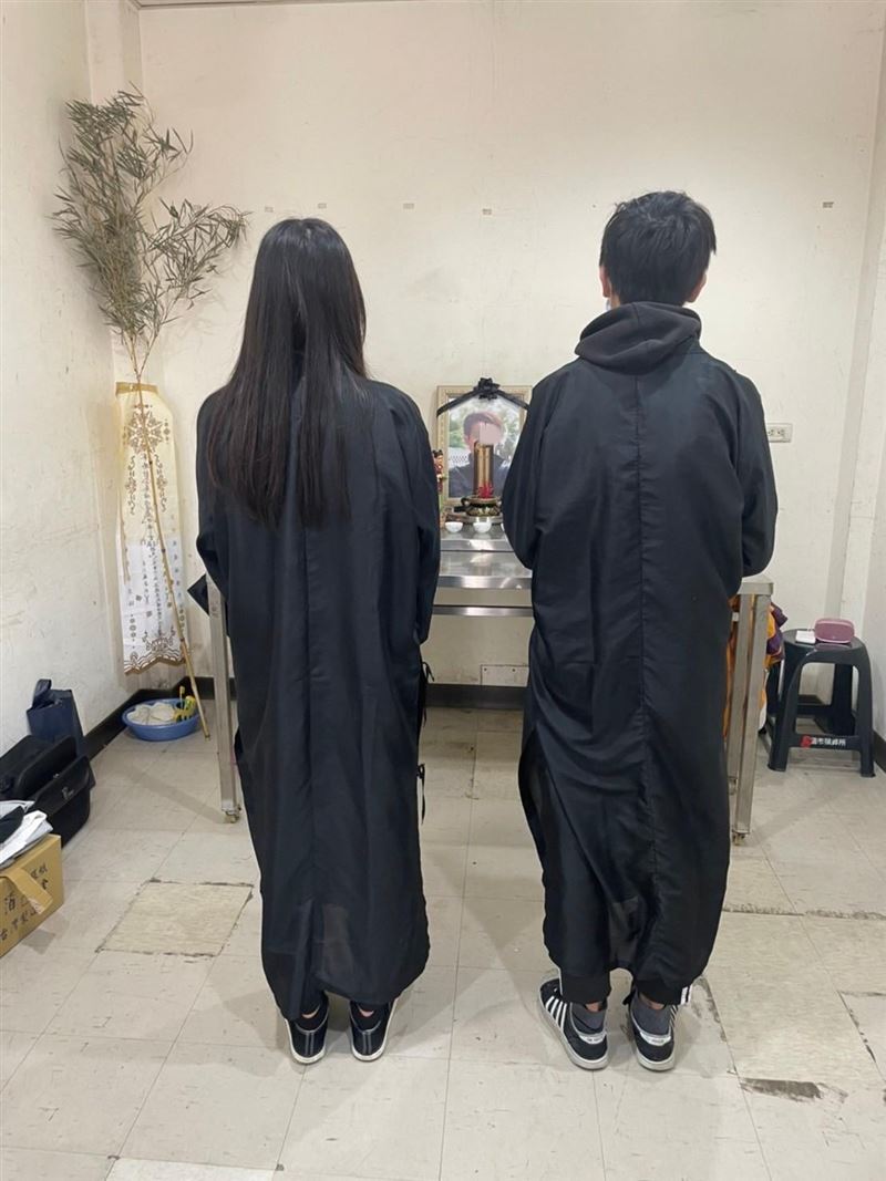 姊弟的報恩感動人心！父猝死沒錢下葬好心人助安葬，姐姐考上國立大學、弟弟也考上大學展開新生活。（圖／《愛的延續》公益協會提供）