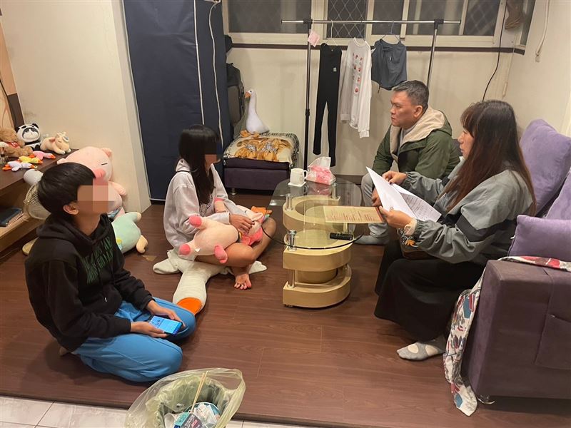 姊弟的報恩感動人心！父猝死沒錢下葬好心人助安葬，姐姐考上國立大學、弟弟也考上大學展開新生活。（圖／《愛的延續》公益協會提供）