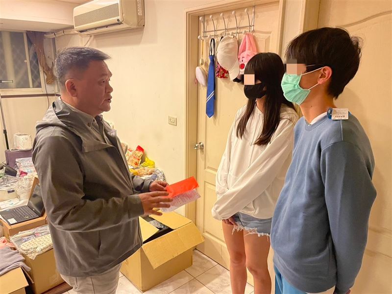 姊弟的報恩感動人心！父猝死沒錢下葬好心人助安葬，姐姐考上國立大學、弟弟也考上大學展開新生活。（圖／《愛的延續》公益協會提供）