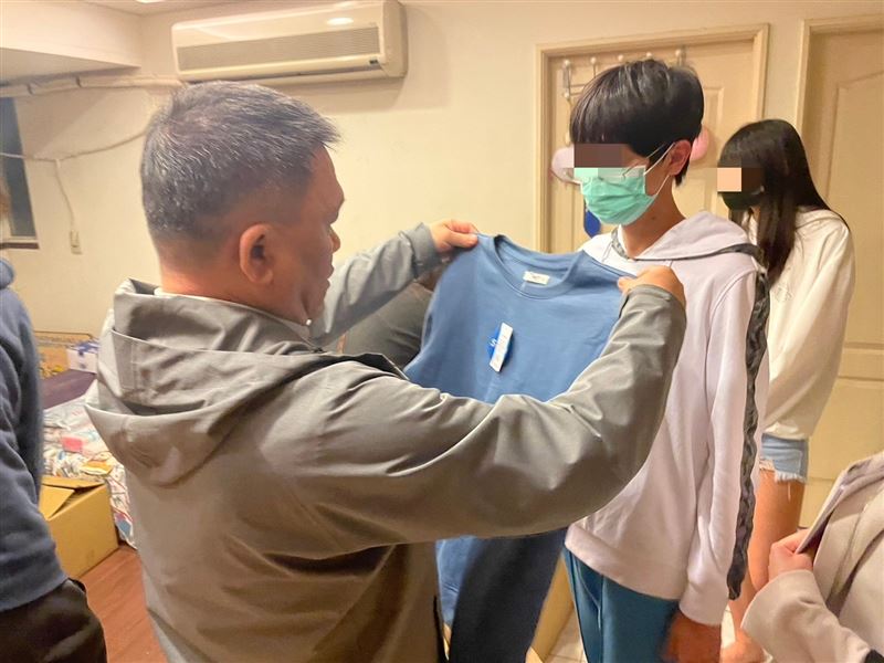 姊弟的報恩感動人心！父猝死沒錢下葬好心人助安葬，姐姐考上國立大學、弟弟也考上大學展開新生活。（圖／《愛的延續》公益協會提供）