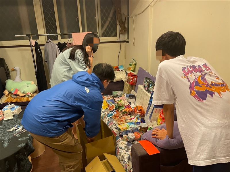 姊弟的報恩感動人心！父猝死沒錢下葬好心人助安葬，姐姐考上國立大學、弟弟也考上大學展開新生活。（圖／《愛的延續》公益協會提供）