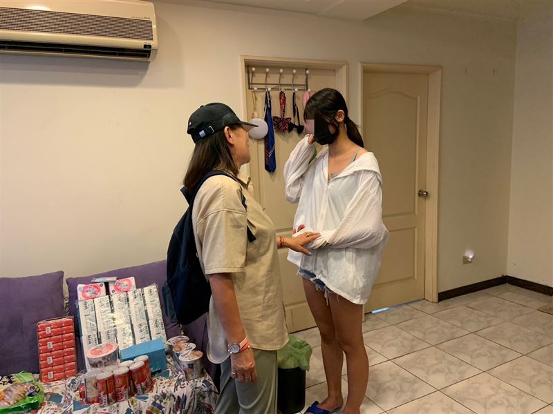 姊弟的報恩感動人心！父猝死沒錢下葬好心人助安葬，姐姐考上國立大學、弟弟也考上大學展開新生活。（圖／《愛的延續》公益協會提供）