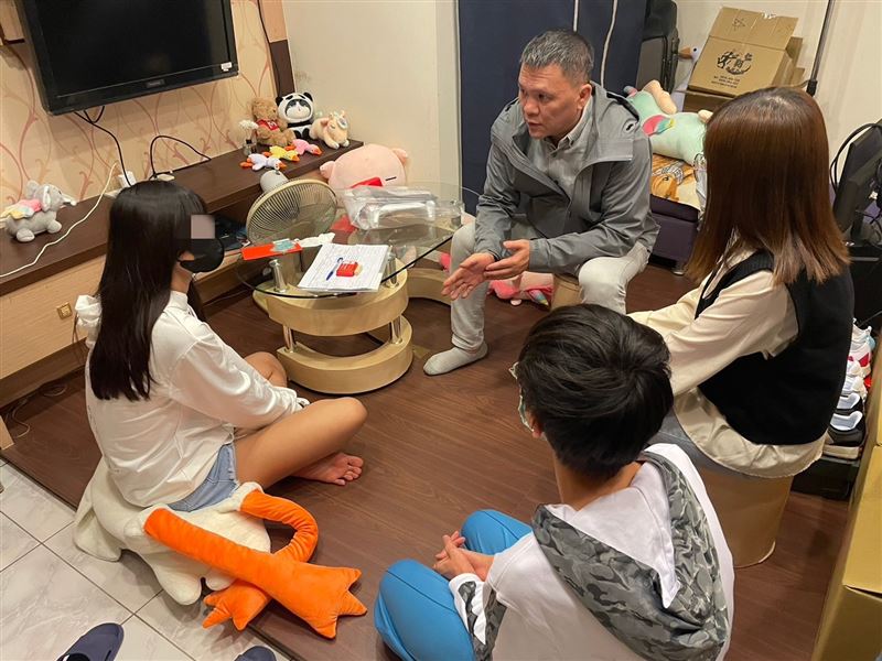 姊弟的報恩感動人心！父猝死沒錢下葬好心人助安葬，姐姐考上國立大學、弟弟也考上大學展開新生活。（圖／《愛的延續》公益協會提供）