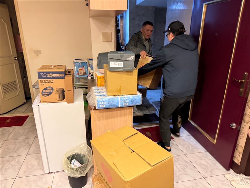 姊弟的報恩感動人心！父猝死沒錢下葬好心人助安葬，姐姐考上國立大學、弟弟也考上大學展開新生活。（圖／《愛的延續》公益協會提供）