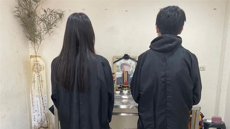 姊弟的報恩感動人心！父猝死沒錢下葬好心人助安葬，姐姐考上國立大學、弟弟也考上大學展開新生活。（圖／《愛的延續》公益協會提供）